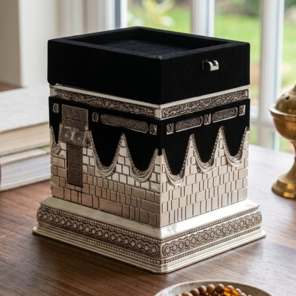 Kabe Kur’an Kabı Gümüş – Dekoratif Kuran Kutusu (18x21 cm)