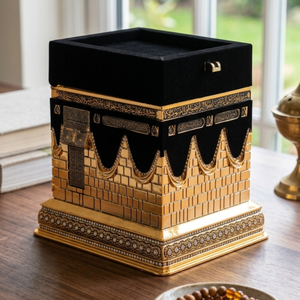 Kabe Kur’an Kabı Altın – Dekoratif Kuran Kutusu (18x21 cm)